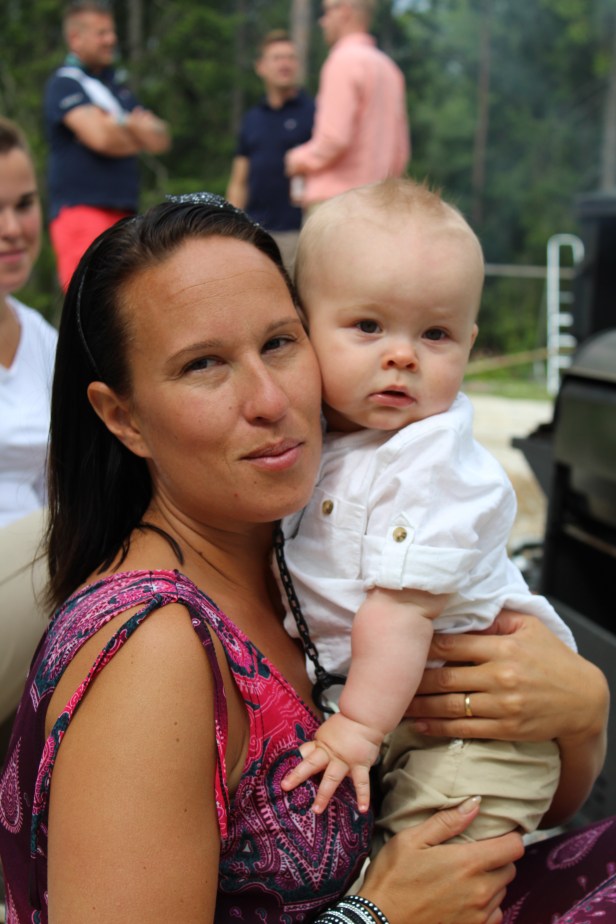 Kamilla ser fram emot Thailandsresan men inser att hon kommer att sakna sina nära och kära.