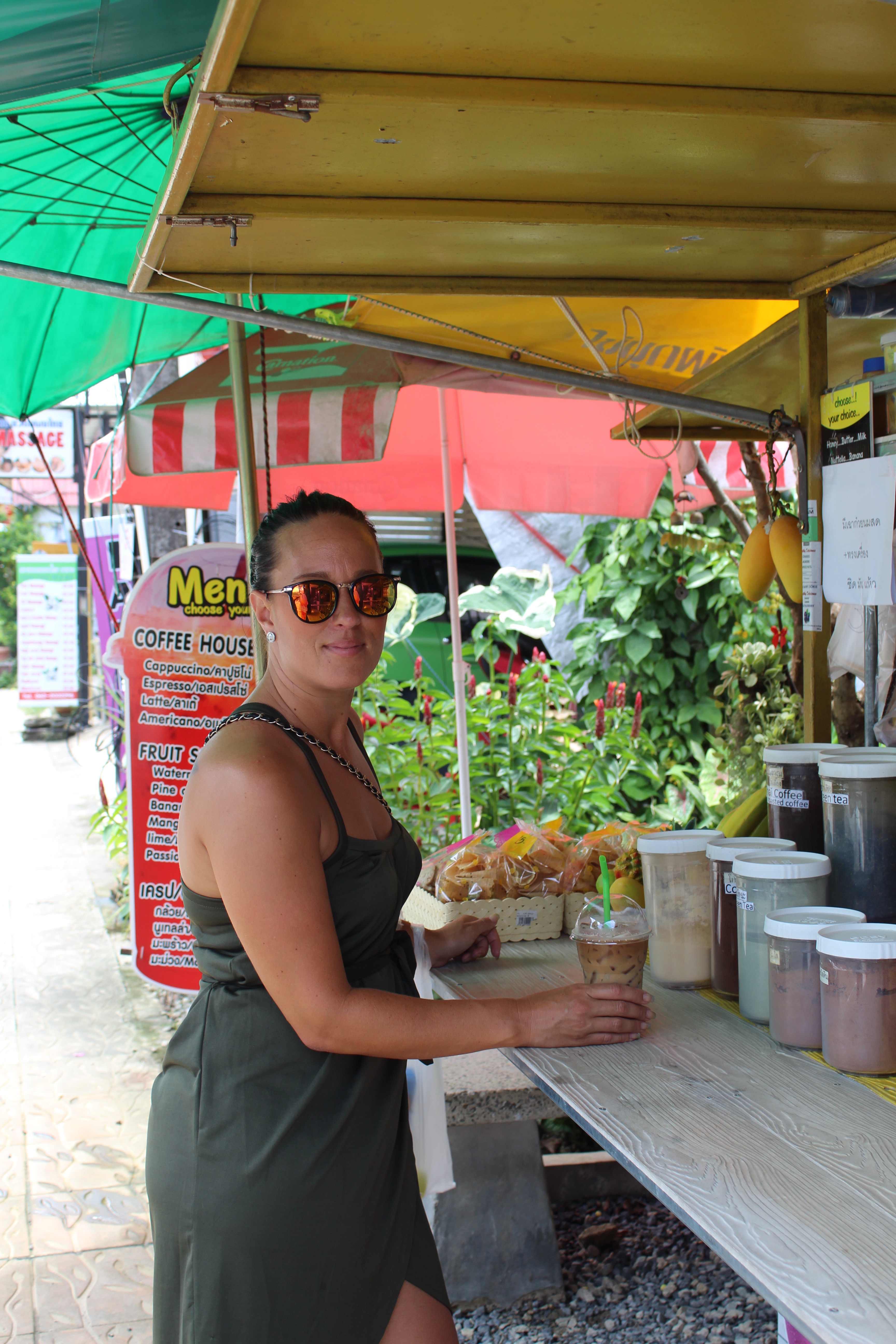 Kafferast på Fantasea Road, Kamala beach, Phuket i Thailand.