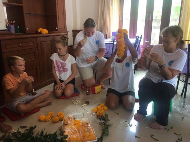 Blommor gör alla glada på svenska skolan i Thailand.