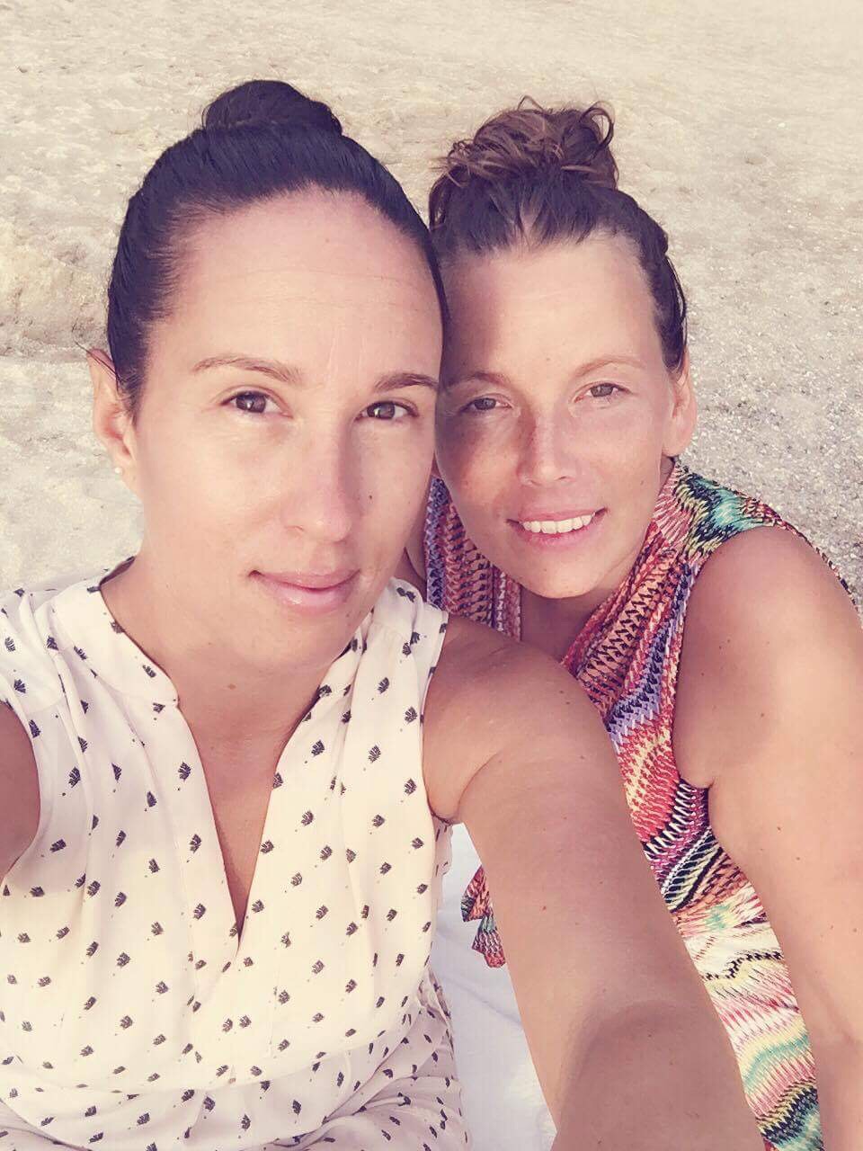Susanna Perämäki och Kamilla Hallkvist på Kamala Beach, Phuket.