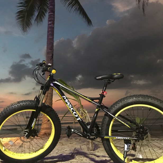 Vi brukar cykla ner till Kamala Beach.