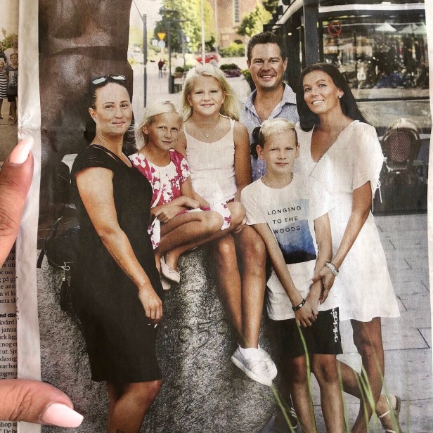 Vi poserar på omslaget av Andra delen i den lokala dagspressen.