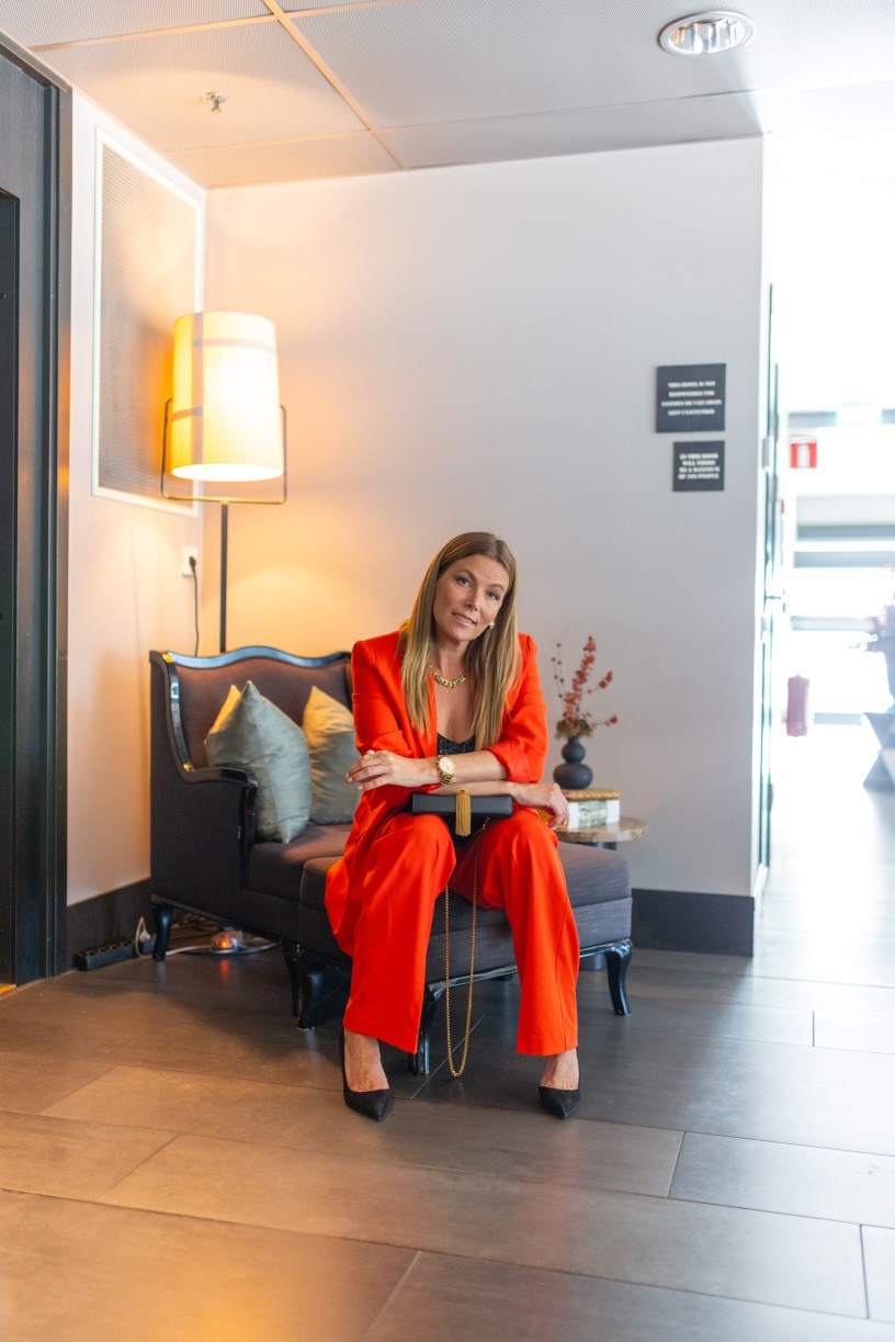 Susanna Perämäki i en röd kavaj